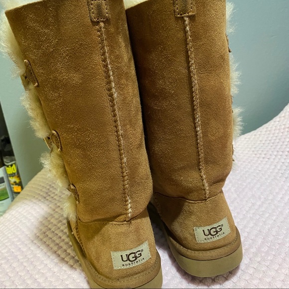UGG BAILEY BUTTON TRIPLET II BOOT - Picture 3 of 8